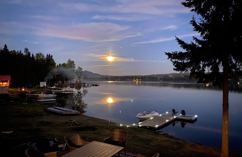 Deka Lake Casa | Hermosa casa moderna en el lago Deka con muelle privado y bañera de hidromasaje.