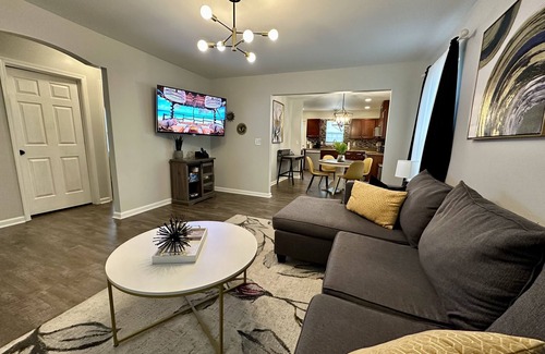Southeast Raleigh Casa | Beautiful Modern House 5 minutes To Downtown Raleigh