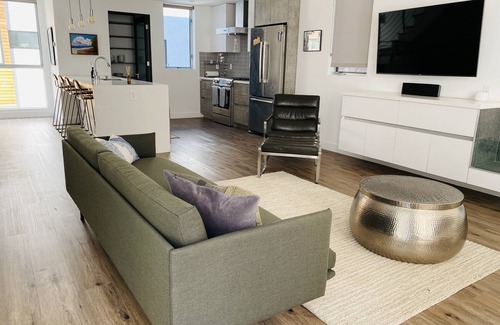 Melrose Casa | Beautiful Modern Like-New Smart Home in the Heart of Hollywood!