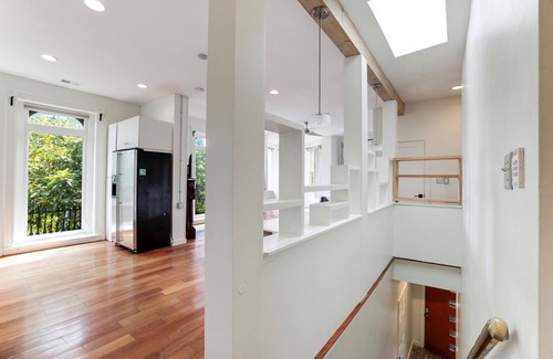 Bouvet Island Apartamento | Beautiful Modern Penthouse in heart of city, very walkable !