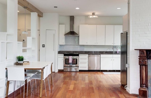 Bouvet Island Apartamento | Beautiful Modern Penthouse in heart of city, very walkable !
