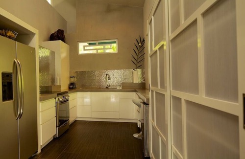 Pavones Casa | HERMOSO MODERNO! A pie de playa, mesa de billar, grandes camas, capacidad para 6 personas en camas 9total