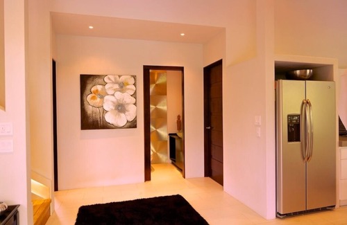 Pavones Casa | HERMOSO MODERNO! A pie de playa, mesa de billar, grandes camas, capacidad para 6 personas en camas 9total