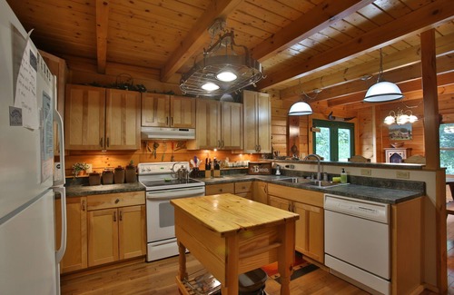 Burnsville Cabina | Hermosa Moody Log Cabin / Chalet de montaña en las montañas Blue Ridge.