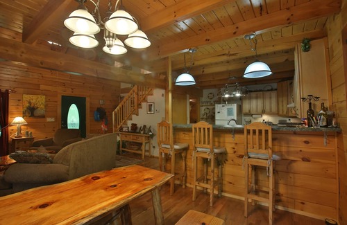 Burnsville Cabina | Hermosa Moody Log Cabin / Chalet de montaña en las montañas Blue Ridge.