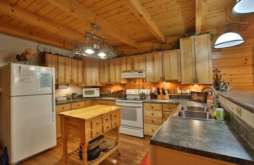 Burnsville Cabina | Hermosa Moody Log Cabin / Chalet de montaña en las montañas Blue Ridge.
