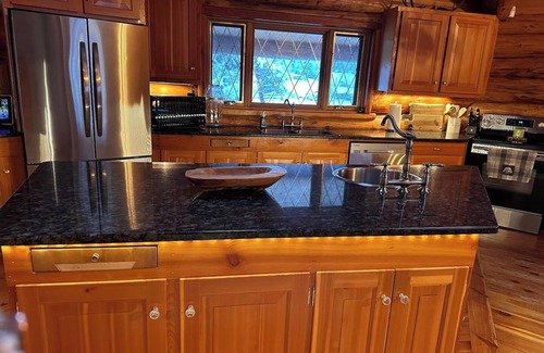 East Kootenay Cabina | Beautiful Mountain Cabin Sleeps 14