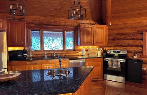 East Kootenay Cabina | Beautiful Mountain Cabin Sleeps 14