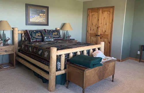 Springerville Otro | Beautiful mountain getaway with hot tub and game room.