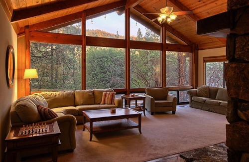 Mariposa Casa | Experimente Yosemite en los terrenos de esta hermosa propiedad con una bañera de hidromasaje