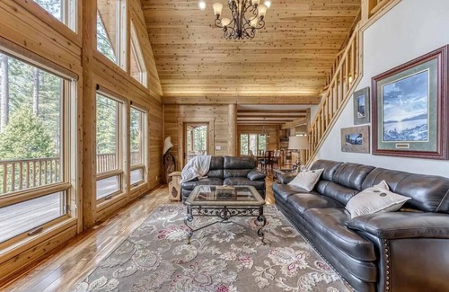 Whitehawk Casa | Beautiful mountain log home located near world famous hiking, skiing and golfing