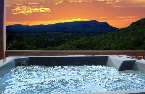 Sevierville Cabina | Impresionante puesta de sol con vistas a la montaña, bañera de hidromasaje, cerca de Dollywood / Parkway