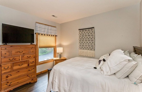 Mountain Air Condominio | NEW LISTING! Beautiful Mountain Views~Comfortable and Stylish Home~ by RedAwning