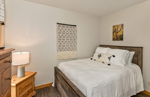 Mountain Air Condominio | NEW LISTING! Beautiful Mountain Views~Comfortable and Stylish Home~ by RedAwning