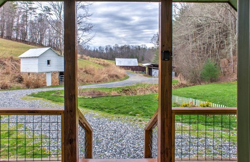 Marshall Casa | Beautiful Mountain Views at Halewood Farm Cottage!