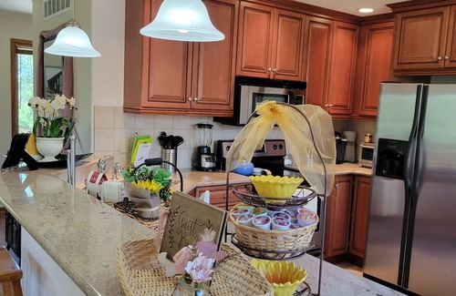 Larkspur Apartamento | Beautiful nature filled peaceful w/ HotTub 1 bedroom private above garage suite