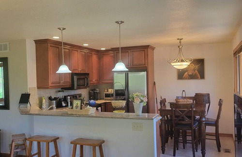 Larkspur Apartamento | Beautiful nature filled peaceful w/ HotTub 1 bedroom private above garage suite