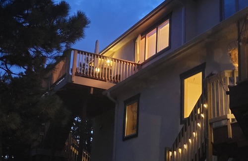 Larkspur Apartamento | Beautiful nature filled peaceful w/ HotTub 1 bedroom private above garage suite