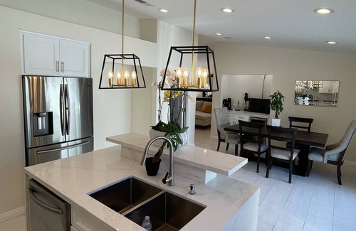 Bell Gardens Casa | Beautiful Neighborhood close to Resturants, Theme Parks & OC in the City of LA.