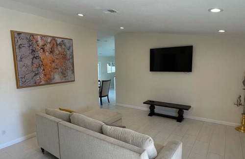 Bell Gardens Casa | Beautiful Neighborhood close to Resturants, Theme Parks & OC in the City of LA.