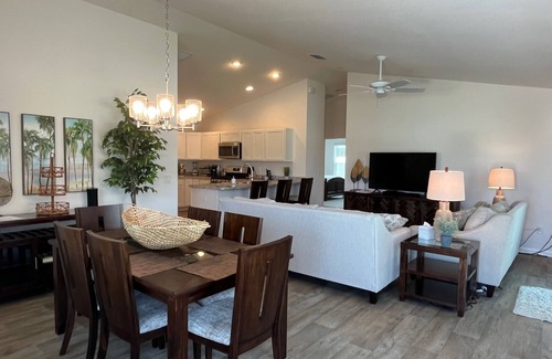 Wildwood Casa | Beautiful New 2/2 Pet-Friendly Villa w/Golf Cart, BBQ, & WiFi!