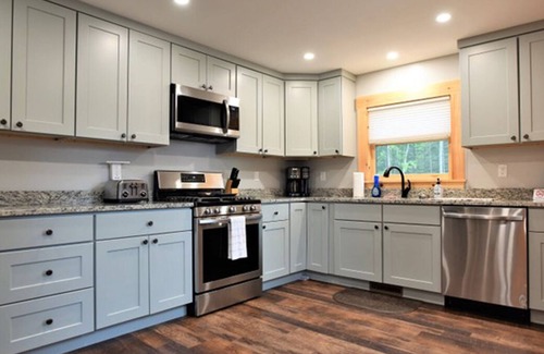 Pittsburg Cabina | Beautiful, New, 2 BR Log Cabin Nestled in Front of Back Lake