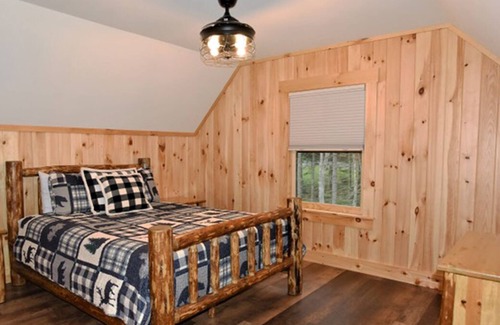 Pittsburg Cabina | Beautiful, New, 2 BR Log Cabin Nestled in Front of Back Lake
