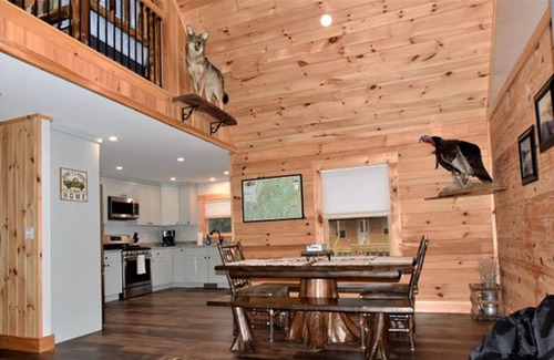 Pittsburg Cabina | Beautiful, New, 2 BR Log Cabin Nestled in Front of Back Lake