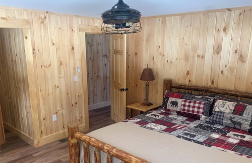 Pittsburg Cabina | Beautiful, New, 2 BR Log Cabin Nestled in Front of Back Lake