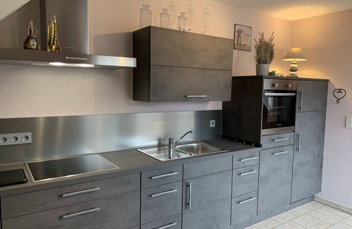 Lauenfoerde Apartamento | Hermoso y nuevo apartamento en Weserbergland, ubicación tranquila, WiFi para 2-6 personas