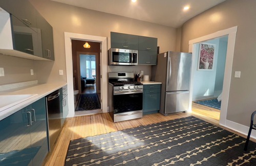 East End Apartamento | Beautiful NEW apt on top of Munjoy Hill with private deck and private parking.