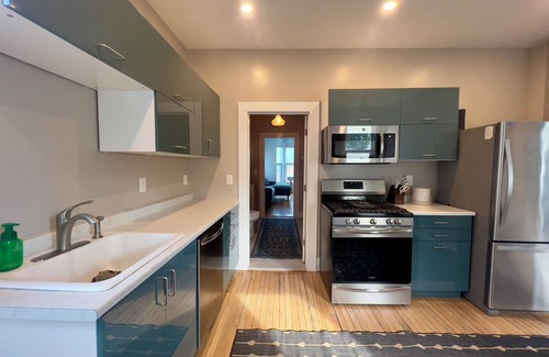 East End Apartamento | Beautiful NEW apt on top of Munjoy Hill with private deck and private parking.