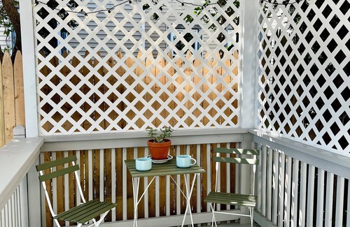 East End Apartamento | Beautiful NEW apt on top of Munjoy Hill with private deck and private parking.