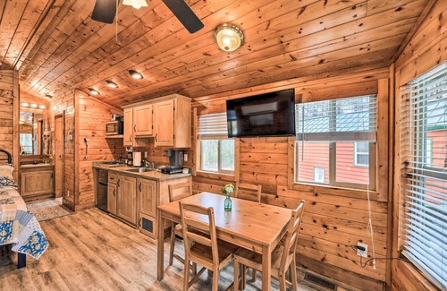 New Bern Apartamento | Beautiful New Bern Studio Cabin w/ Fire Pit!