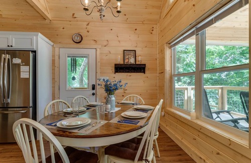 Chalet Village Chalet De Esquí | Beautiful New Chalet in Gatlinburg with Seasonal Views! 3 Bed/2 Bath!