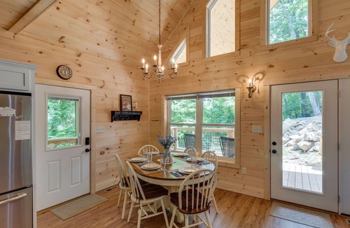 Chalet Village Chalet De Esquí | Beautiful New Chalet in Gatlinburg with Seasonal Views! 3 Bed/2 Bath!