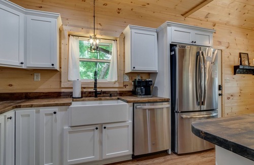 Chalet Village Chalet De Esquí | Beautiful New Chalet in Gatlinburg with Seasonal Views! 3 Bed/2 Bath!