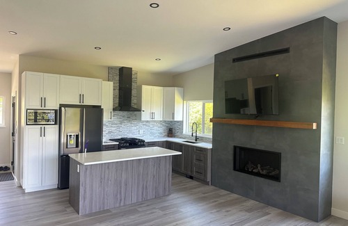 West Porpoise Bay Casa | Beautiful new home in the heart of Sechelt with ocean and mountain views.