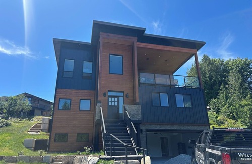 West Porpoise Bay Casa | Beautiful new home in the heart of Sechelt with ocean and mountain views.