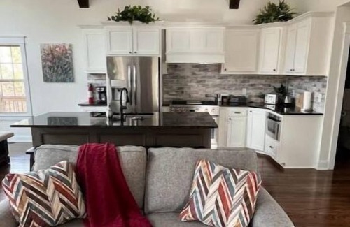 Union Casa | Beautiful, new home in seclulded area located overlooking a 2-acre pond.