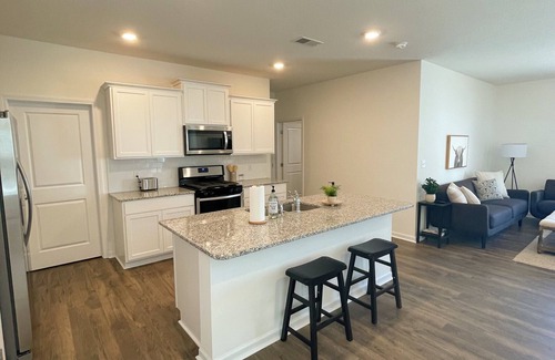 Oak Ridge Casa | Beautiful new home with lake view near hiking trails