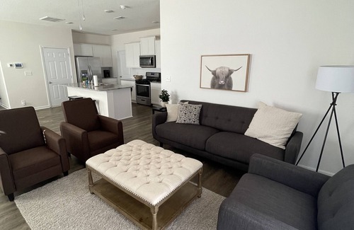 Oak Ridge Casa | Beautiful new home with lake view near hiking trails