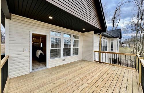 Maud Casa | Beautiful NEW Ranch Home with a large deck and games