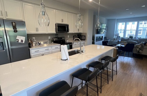 Charlottesville Casa | Beautiful New Townhome with Mountain Views. Close to downtown!