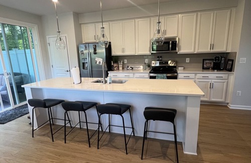 Charlottesville Casa | Beautiful New Townhome with Mountain Views. Close to downtown!
