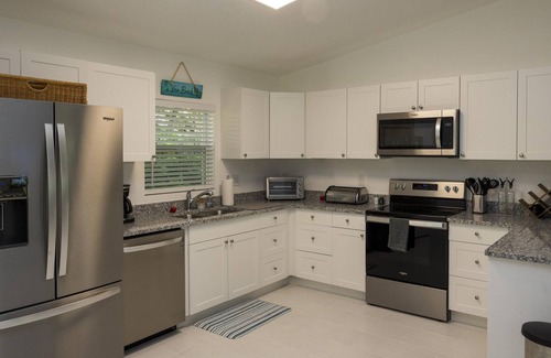 Vero Beach Casa | Beautiful new Vero Beach home, fenced yard, walk to downtown, 4 mi. to beach!