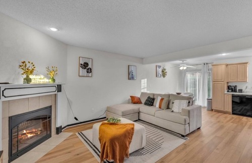 Blue Springs Casa | Beautiful newly renovated pet friendly townhome near Lake Tapawingo -Sleeps 4