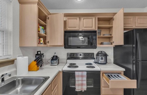 Blue Springs Casa | Beautiful newly renovated pet friendly townhome near Lake Tapawingo -Sleeps 4