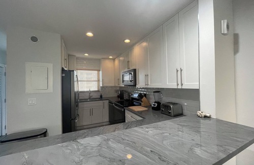 Central Beach Condominio | Beautiful newly renovated condo right on the ocean!