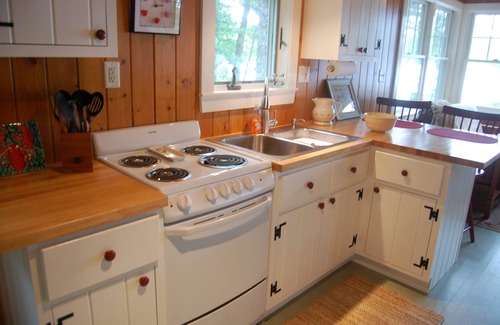 Nobleboro Cabaña | Hermosa casa recién renovada en el borde del agua del lago Pemaquid